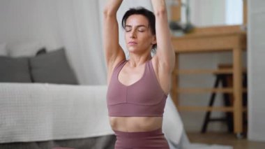 Beyaz kadın spor kıyafetleri içinde yoga yapıyor, Asanas Pranayama 'yı rahatlatıyor.