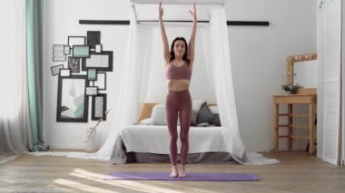 Spor giyimli beyaz kadın yoga koltuğu pozu veriyor, Utkatasana