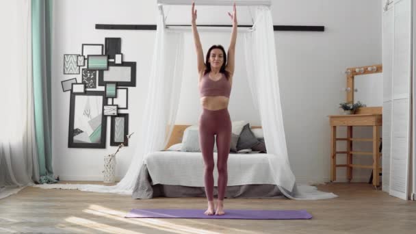 Kaukasische Frau in Sportbekleidung führt Yoga Stuhl Pose, Utkatasana — Stockvideo