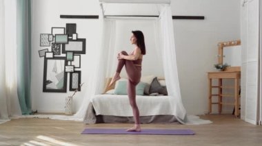 Beyaz kadın spor giyimli yoga kralı pozu veriyor, natarajasana.