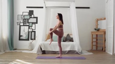 Beyaz kadın spor giyimli yoga kralı pozu veriyor, natarajasana.