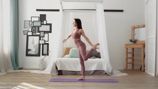 Beyaz kadın spor giyimli yoga kralı pozu veriyor, natarajasana. — Stok video