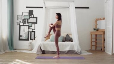 Beyaz kadın spor giyimli yoga kralı pozu veriyor, natarajasana.