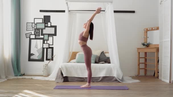 Beyaz kadın spor giyimli yoga kralı pozu veriyor, natarajasana. — Stok video