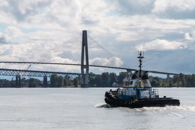 Fraser Nehri üzerinde tekne römorkör