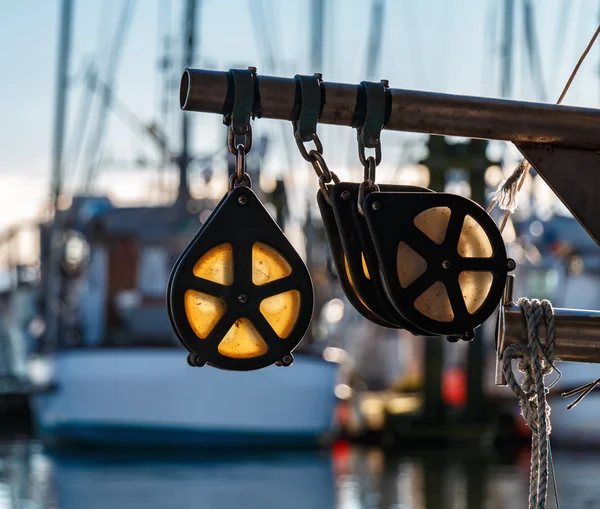 Solnedgång vid fiske båt kaj Stockbild