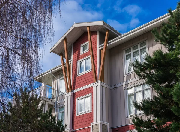 Modernes Mehrfamilienhaus. — Stockfoto