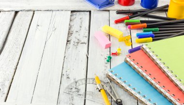 İleti örneği arka planı beyaz ahşap üzerine