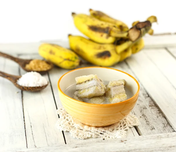 Tay tatlı - muz içinde Hindistan cevizi sütü