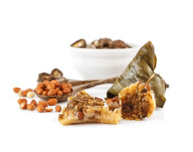 Zongzi - beyaz arka plan üzerinde yapışkan pirinç hamur tatlısı