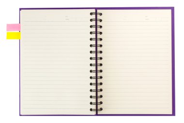 Açık not defteri ve üzerinde beyaz izole notpaper