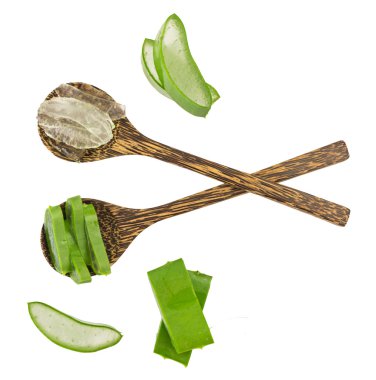 Üstten Görünüm - taze dilimlenmiş aloe vera ve üzerinde beyaz izole jel