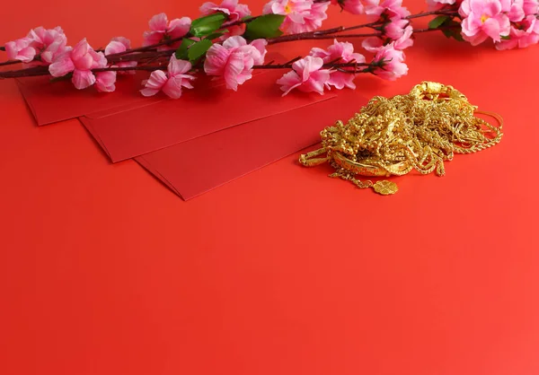 Çin Yeni Yıl Arkaplanı Kırmızı Zarf Erik Çiçeği Kırmızı Arka Stok Resim