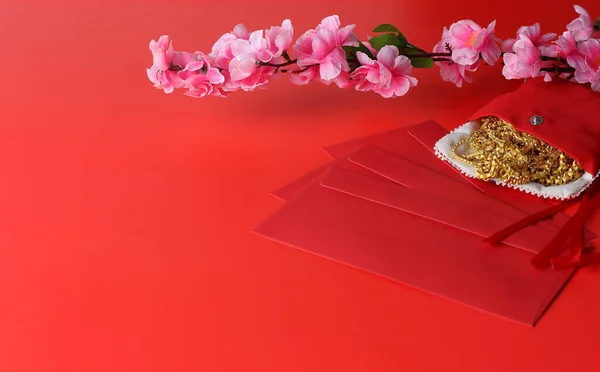 Kırmızı Zarf Erik Çiçeği Kırmızı Zemin Üzerinde Altın Hatipli Çin Stok Fotoğraf