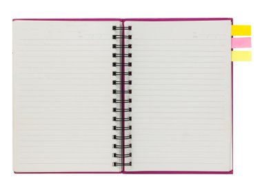 Boş pembe spiral defter üzerinde beyaz izole not kağıdı ile