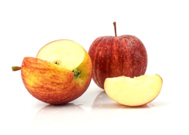 Beyaz arkaplanda taze kırmızı elmalar