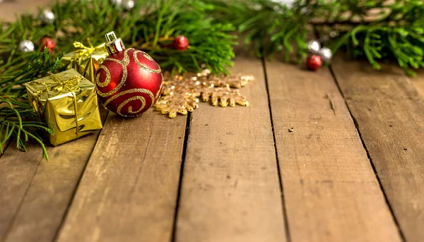 木の背景にクリスマスの装飾 — ストック写真