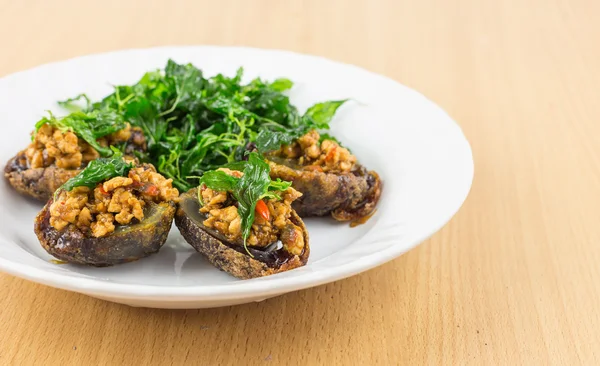 Roer gebakken eieren met krokante basilicum gebeitst — Stockfoto