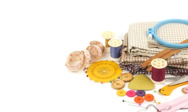 Beyaz üzerine dikiş araçlar kümesi