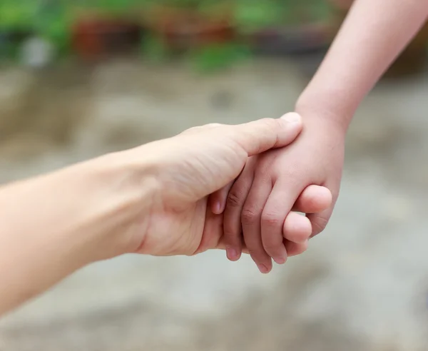 Mamma hand och barn — Stockfoto