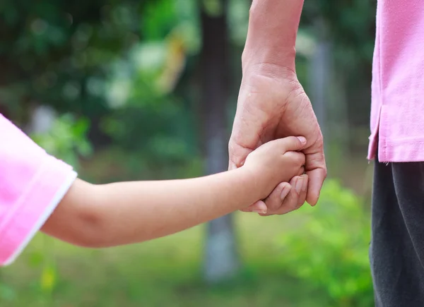 Vater hält Kind an der Hand — Stockfoto