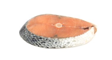 beyaz üzerine somon fileto parçasının