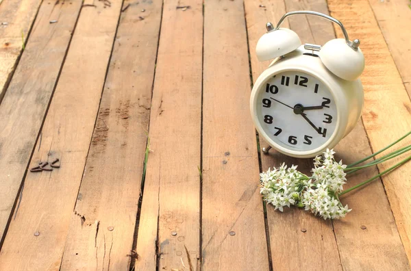 Reloj despertador clásico en madera — Foto de Stock