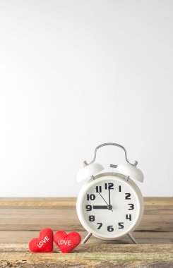 Retro saat ve kalpleri ahşap ve beyaz arka plan üzerinde