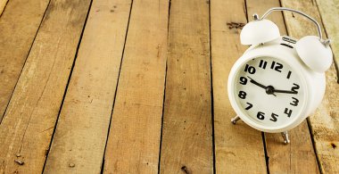 Ahşap klasik çalar saat