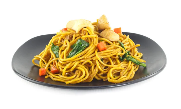 Πιάτο ανακατεύετε τηγανητό κίτρινα noodles με κρεατος και ΛΑΧΑΝΙΚΩΝ για whi — Φωτογραφία Αρχείου