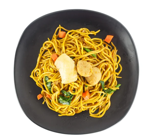Κορυφαία viiew κίτρινα noodles ανακατώνουν τηγανισμένος με κρεατος και ΛΑΧΑΝΙΚΩΝ — Φωτογραφία Αρχείου