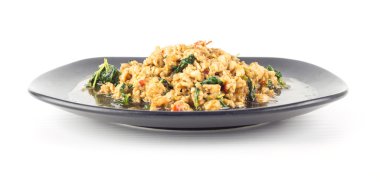 Baharatlı Tayland yemekleri heyecan Fesleğenli kızarmış tavuk üzerine beyaz