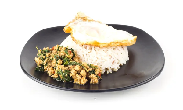 Schotel van rijst - ei en roer gebakken chiicken met basilicum — Stockfoto