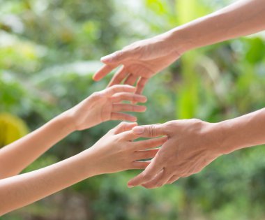 Yemek servisi eller doğa arka plan karşı