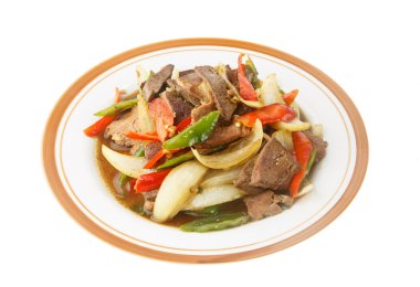 kızarmış et beyaz izole kırmızı biber biber ile karıştırın