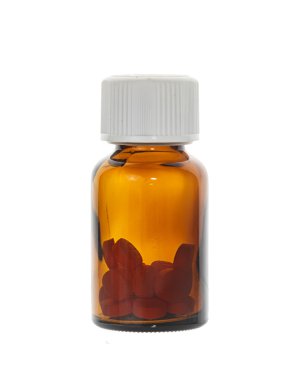 Beyaz arka plan üzerinde şişe hap