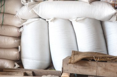 Pirinç torbaları yığını