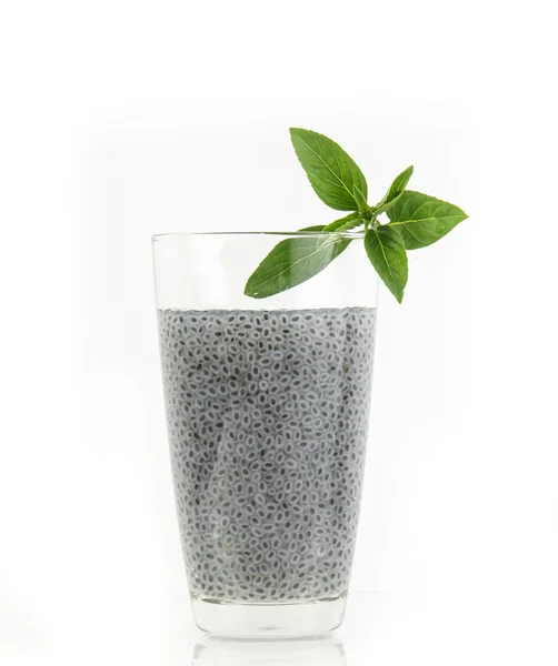 Склянка насіння базиліка ізольована на білому — стокове фото