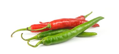 Beyaz arka plan üzerinde taze yeşil ve kırmızı biber