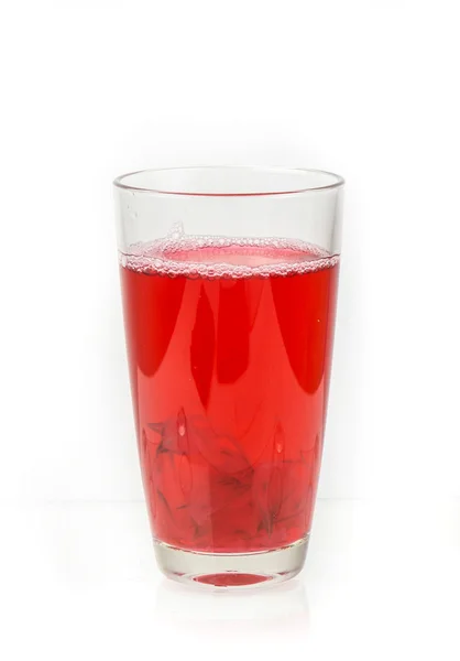 Vidro de suco de rosela isolado em branco — Fotografia de Stock