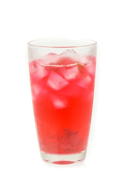 Verre de jus de roselle froid avec isolat de glace sur blanc — Photo