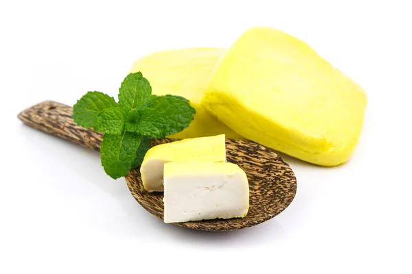 Beyaz zemin üzerine sarı tofu — Stok fotoğraf