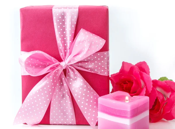 Roze geschenkdoos op wit — Stockfoto