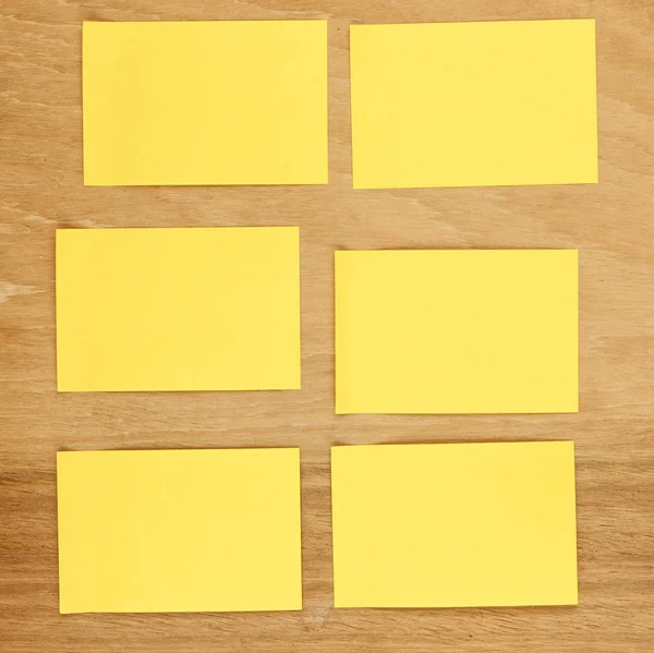 Жовтий папір на гуді — стокове фото