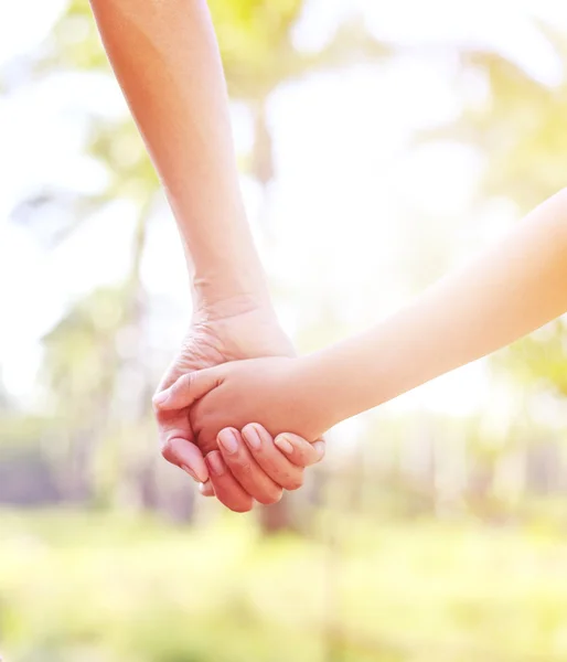 Aiutare le mani - padre zoccolo figlio mano — Foto Stock