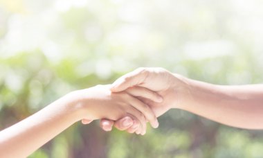 Baba ve oğul - yardım eller 