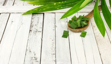 taze pandan beyaz zemin üzerine bırakır.