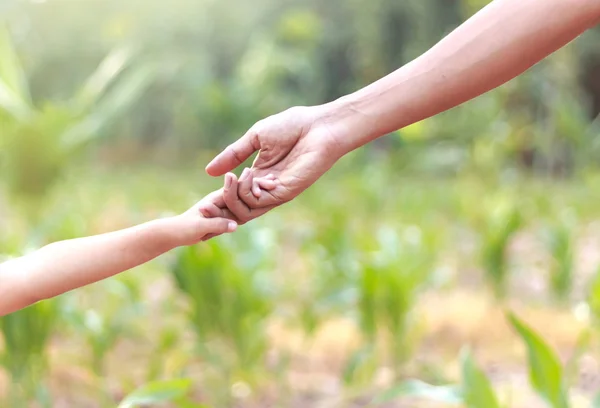 Padre e figlio che si tengono per mano - Concetto di aiuto — Foto Stock