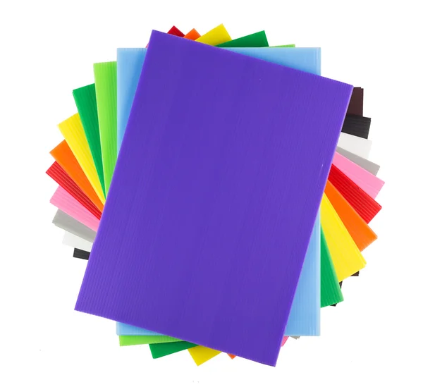 Куча разноцветных гофрированных пластиковых листов — стоковое фото