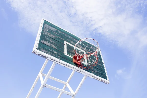 Basketbalový Koš Modrou Oblohou — Stock fotografie